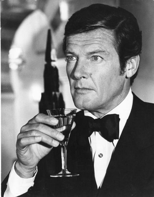 罗杰.摩尔主演的007更爱喝香槟.jpg