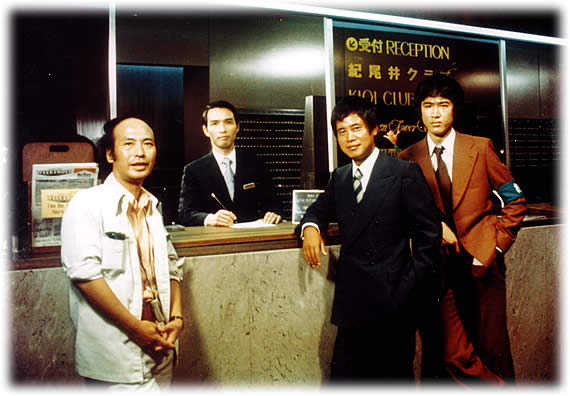 森村诚一（左二）在电影《人证》客串出演.jpg
